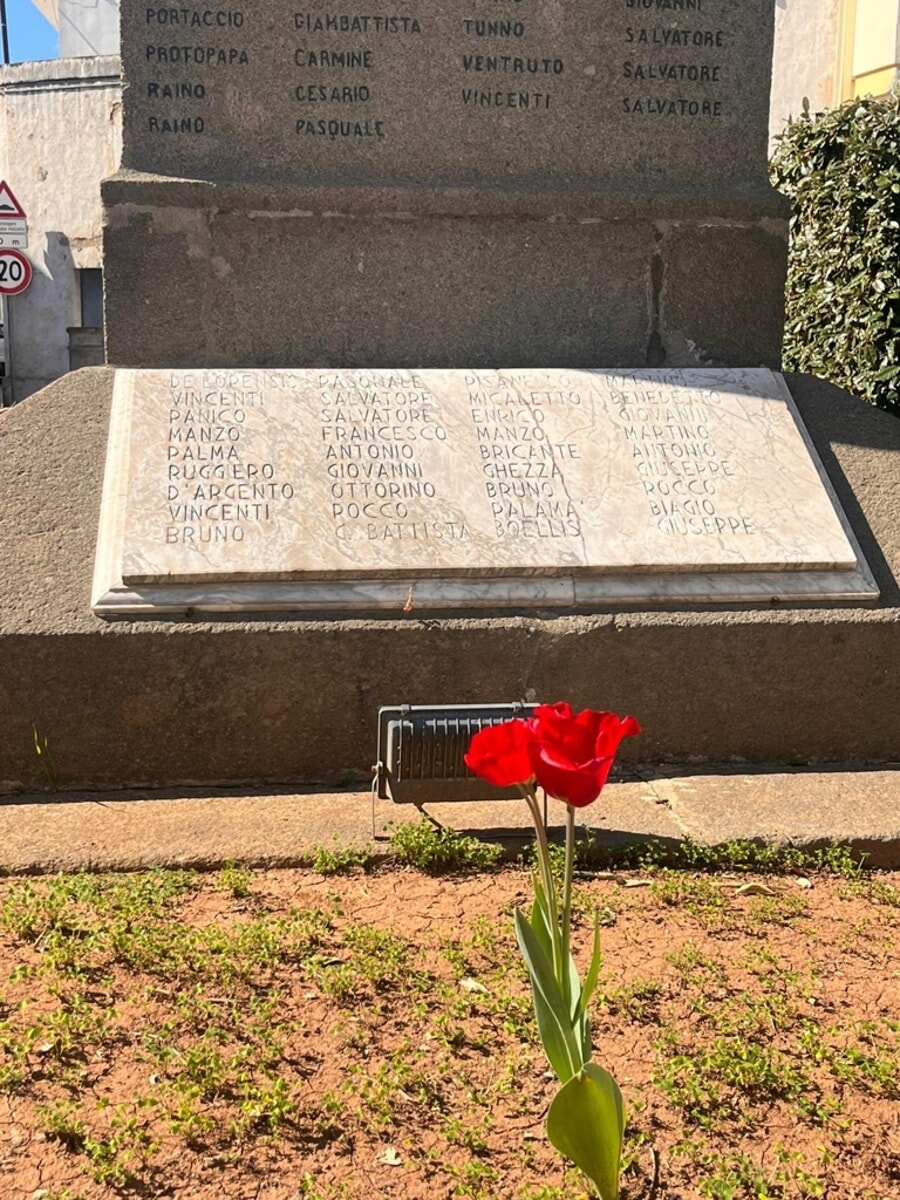 Uno de los bulbos en el Monumento a los Caídos en la Primera Guerra Mundial de Taviano (Italia) PlantacionBulbosTulipanes ProyectoErasmusNature for kids MonumentoalosCaidos de Taviano